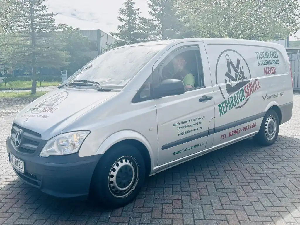 Firmenfahrzeug der Tischlerei Meier für Reparaturservice und Innenausbau